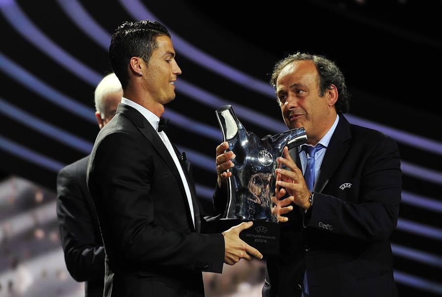 Il presidente dell&#39;UEFA Michel Platini premia Cristiano Ronaldo come 